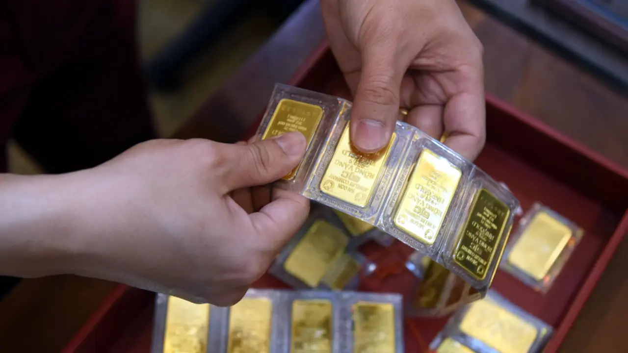 سعر الذهب في فيتنام ينخفض لكنه يتجاوز العالمي بـ 21 مليون دونغ